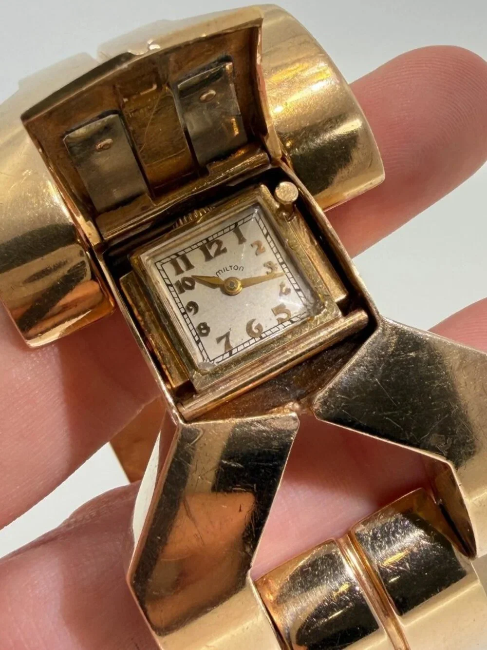 Schiaparelli elegant link